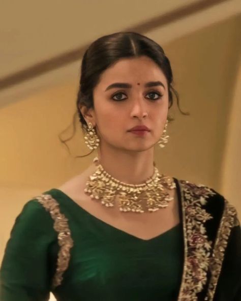 Roop Kalank, Indian Makeup Looks, Bollywood Makeup, Light Makeup Looks, Alia Bhatt Photoshoot, Desi Outfits, Lehenga Designs Simple, Bridal Lehenga Red, Stylish Short Dresses