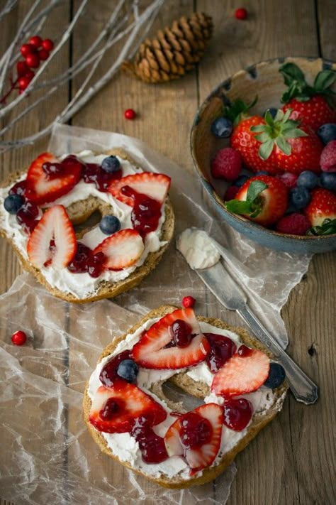 Sure, it’s extra festive during the holidays, but that doesn’t mean this bagel topper doesn’t taste just as good in the middle of July too. In fact, with all the berry action going on here, the “’tis the season” name may as well be referring to summer. Healthy Bagel, Bagel Bar, Blueberry Bagel, Bagel Toppings, Best Bagels, Breakfast Bagel, Summer Breakfast, Strawberries Blueberries, Bagel Recipe