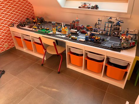 Op algemene vraag, de do-it-yourself LEGO tafel die we bouwden voor ons klein LEGO freakske! Hoe je deze LEGO hack (of IKEA hack?) bouwt op basis van TROFAST kasten kan je nu m'n blog terugvinden! Trofast Table Hack, Ikea Lego Table Hack, Lego Ikea Hack, Ikea Trofast Lego, Trofast Lego Table, Kallax Lego, Lego Storage Ideas Ikea, Ikea Lego Storage, Trofast Lego