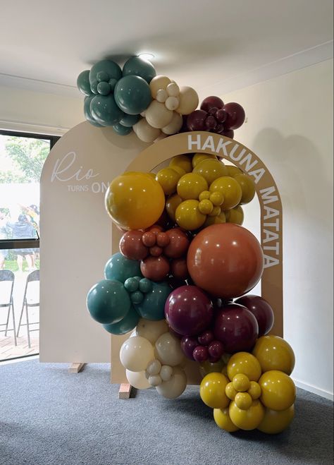 Today’s lion king themed birthday garland that we looove 🦁 This burnt autumn style colour palette was so fun to put together and adds a fresh twist on the previous jungle and safari themes we’ve done! Special shout out to our client who made their own back drops and did their own signage too 😱 Rio is one loved kid ✨ Lion King Birthday Balloon Arch, Lion King Birthday Decor, Lion King Balloon Arch, Lion King Second Birthday Party, Lion King Balloon Garland, Autumn Balloon Garland, King Baby Shower Theme, Lion King Backdrop, Lion King Balloons