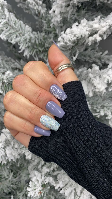 Short Acrylic Nails Designs January, Coffin Xmas Nails, Christmas Color Nails Acrylic, Winter Nails Gel Short Simple, Trending Acrylic Nails Winter, Blue Snowflake Nails Short, Squoval Acrylic Nails Winter, Winter Nails 2022 Trends Acrylic, Acrylic Nails Ideas Winter