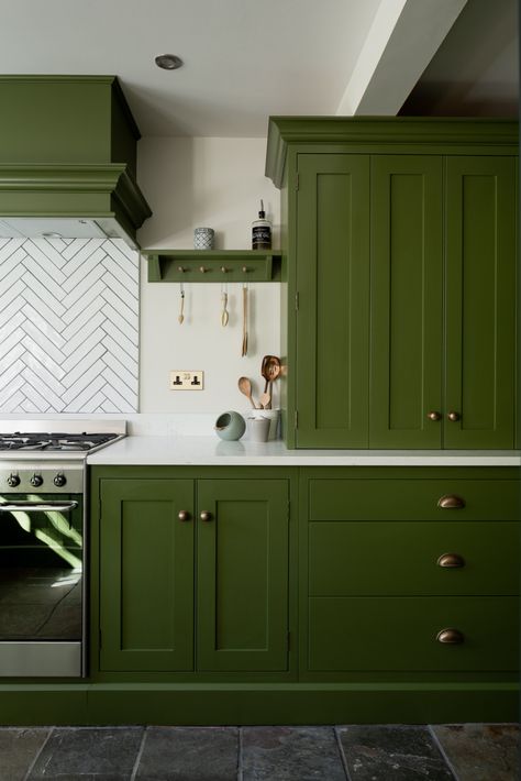 Little Wymondley Kitchen - Transitional - Kitchen - Hertfordshire - by Russell J Milligan | Houzz UK Green Cupboards, White Backsplash Ideas, Kitchen With Dark Cabinets, White Upper Cabinets, Backsplash With Dark Cabinets, Armac Martin, Dark Wood Kitchens, Kitchen Transitional, Green Kitchen Cabinets