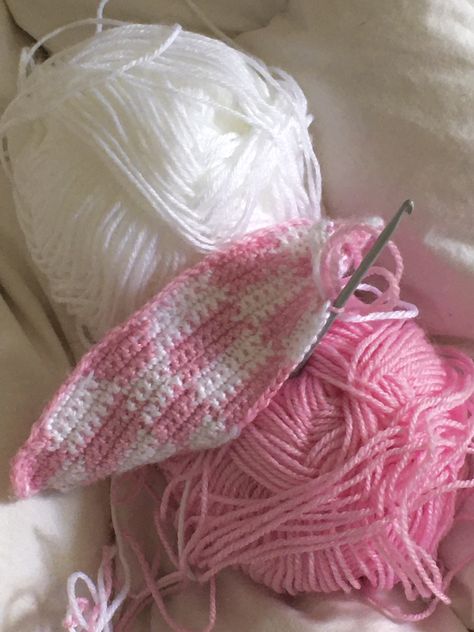 Knitting Aesthetic Pink, Tejer Aesthetic, Quick Crochet Patterns, Crochet Wool, Crochet Daisy, Crochet Needles, Pink Yarn, Quick Crochet, Knitted Bags