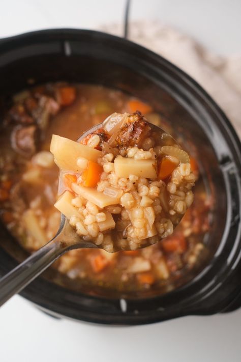 Slow cooker beef & barley soup Slow Cooker Beef Barley Soup, Beef And Barley Soup, Beef And Barley, Souper Bowl, Soup Slow Cooker, Beef Barley, Leftovers Soup, Beef Barley Soup, Weight Watchers Soup