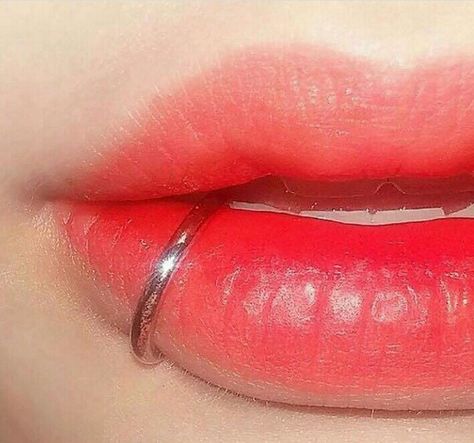 Lip Piercing Ring Side, Lip Ring Side, Piercing Labret Lateral, Labret Lateral, Side Lip Piercing, Side Labret Piercing, Piercings Boca, Piercing Boca, Side Labret