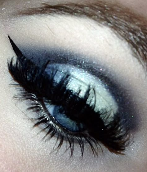 Black And Blue Goth Outfit, Gothic Blue Makeup, Black And Blue Goth Makeup, Black And Blue Makeup, Blue Goth Aesthetic, Blue Goth Makeup, Blue Smoky Eyes, Scene Makeup, Punk Makeup