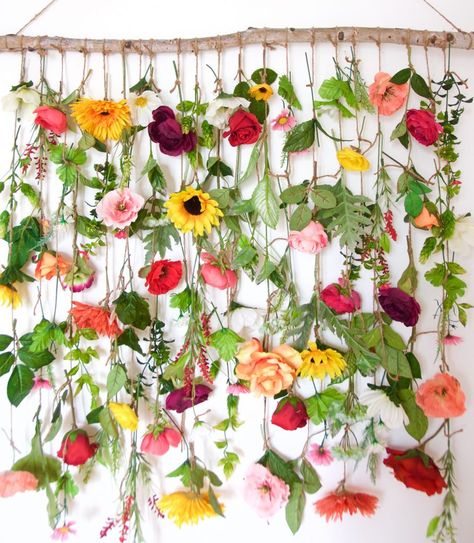 Make your own fresh flower hanging backdrop for your wedding or party Diy Hanging Flower Wall, Floral Wall Art Diy, Diy Floral Wall, Flower Wall Decor Diy, Diy Flower Wall, Floral Wall Hanging, Flower Wall Hanging, Flower Curtain, Hanging Flower