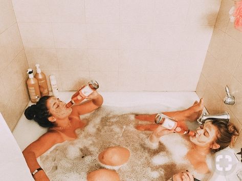 Bestie Shoot, Bathtub Photoshoot, Bathtub Pictures, Bestie Photoshoot, Bath Photography, Vsco Pictures, Best Friend Photoshoot, Bff Photoshoot, Photoshoot Concept