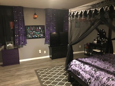 Black And Purple Gothic Bedroom, Pink And Black Bedroom Aesthetic, Haunted Mansion Bedroom, Bedroom Dark Academia, Whimsigoth Room, Gothic Rooms, Purple Vampire, Whimsy Goth Bedroom, Black Bedroom Aesthetic