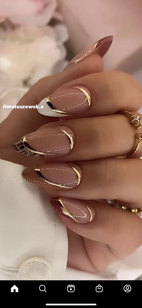 Acrylic French Tip Nails, Golden Nails Designs, Acrylic French Tip, Gold Accent Nail, Acrylic French, Nails Collection, Golden Nails, Nagellack Trends, Stylish Nails Designs