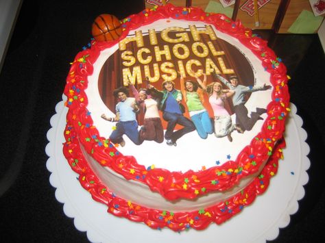 High School Musical Cake with edible image and fondant basketball. High School Musical Themed Party, High School Musical Birthday Party, High School Musical Birthday Cake, Highschool Musical Gifts, High School Musical 3 Graduation, High School Musical Quotes, 25th Birthday Cakes, Movie Cakes, 40th Cake