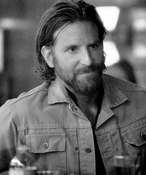 Jackson Maine Bradley Cooper Hot, Jackson Maine, Brad Cooper, Older Mens Hairstyles, Beard Hairstyle, Corte De Cabelo Masculino, Bradley Cooper, A Star Is Born, Hollywood Actor