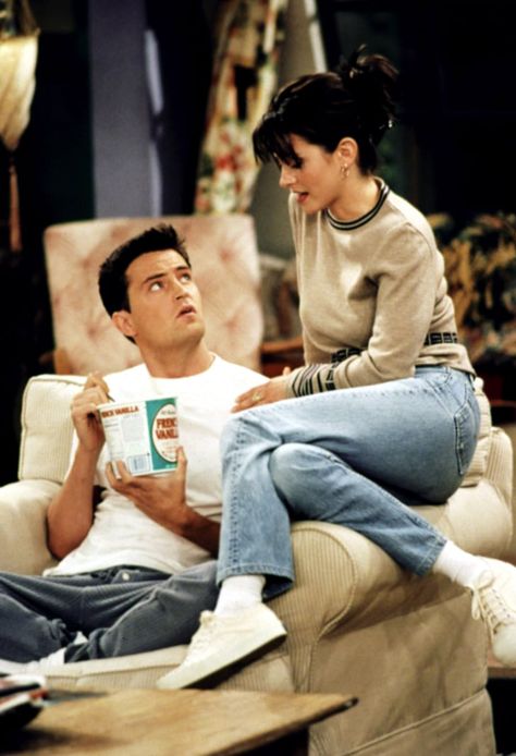 Chandler Bing Outfits, Royal Staff, Serial Friends, 90s Couples, Chandler Friends, Friends Cafe, Friends Best Moments, Monica And Chandler, 90s Sitcoms