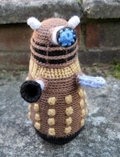 Free dalek crochet pattern Dr Who Crochet, Character Amigurumi, Doctor Who Crochet, Nerdy Crochet, Doctor Who Crafts, Crochet Creatures, Geeky Craft, Crochet Geek, Geek Crafts