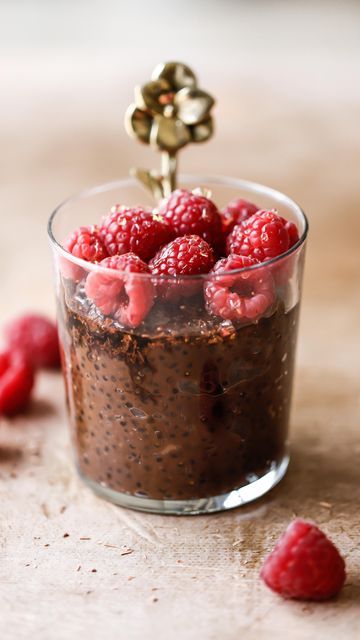 Mariza | lifeinthesouth.co on Instagram: "Chocolate sago pudding, also known as frog eggs in our house🤣 just a few ingredients to chocolaty goodness🤍 recipe below* : Ingredients 1/3 cup tapioca pears 1 cup plant milk (more if needed @buttanuttspreads chocolate oat milk) 1 heaped tbsp raw cacao powder 1 tsp vanilla extract 1/3 cup sweetener of choice Pinch of salt Toppings Raspberries Shaved chocolate Syrup of choice Ingredients 1. Place the tapioca pearls, vanilla, cacao powder, milk Chocolate Sago Pudding, Sago Pudding Recipe, Chocolate Oat Milk, Sago Pudding, Frog Eggs, Cup Plant, Tapioca Pudding, Powder Milk, Plant Milk