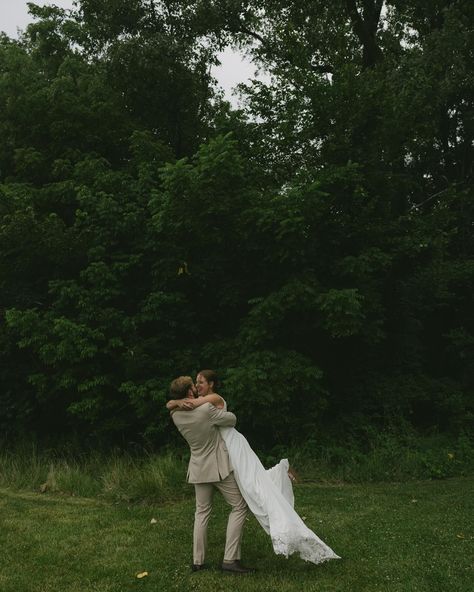 Docu Style Wedding Photos, Documentary Elopement Photography, Film Photography Wedding Photos, Wedding Photographer Aesthetic, Wedding Photography Documentary, Grainy Wedding Photography, Wedding Photography Ceremony, Casual Wedding Photography, Simple Backyard Wedding Ceremony