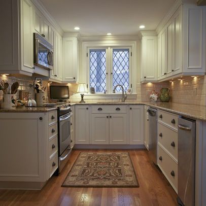 Traditional Kitchen Photos Small U-shaped Kitchen Design Ideas, Pictures, Remodel, and Decor - page 2 Small U Shaped Kitchen, Shaped Kitchen, Kitchen Design Pictures, Wood Floor Kitchen, Kabinet Dapur, Traditional Kitchen Design, Kitchen Remodel Design, U Shaped Kitchen, Classic Kitchen