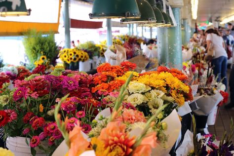 How to Sell Your Cut Flowers at Farmers Market Zinnia Bouquet, Farmers Market Stand, Farmers Market Flowers, Cut Flower Farm, Zinnia Flowers, Flower Business, Tall Flowers, Flower Farmer, Cut Flower Garden