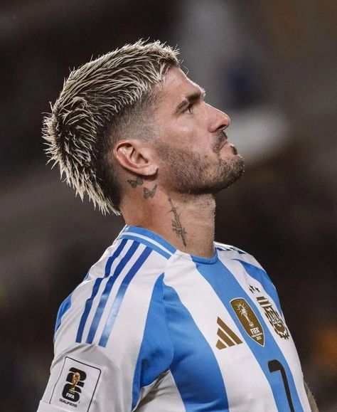 🚨🇦🇷 Rodrigo de Paul: “It wasn’t right for Colombian fans to boo our anthem, but I understand their pain”. “They were excited about the Copa América too…”, told Diario Olé. Follow ✅ Mahfuj Empire #RDP #DePaul #RodrigoDePaul #Columbia #mahfujempire #WCQ2026 #Albiceleste #scaloneta #WorldCupQualifiers #argentina #ArgentinaNT #VamosArgentina World Cup Qualifiers, Soccer Boys, I Understand, Football Soccer, Columbia, Soccer, Hair Cuts, Football, American Football