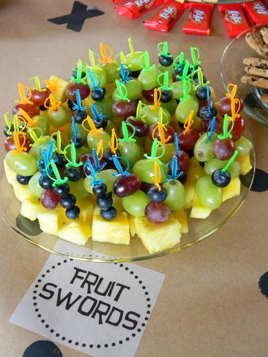 display of fruit for pirate party, really cute idea to use tiny swords for fruit kabobs for pirate party Barbeque Decor, Tropisk Fest, Mermaid Pirate Party, Fruit Kebabs, Ninja Birthday Parties, Tmnt Party, Ninjago Birthday, Ninjago Party, Spongebob Party