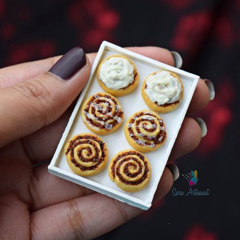 Cinnamon Roll Polymer Clay, Barbie Clara, Food Clay, Miniture Food, Christmas Bread, Miniature Clay, Barbie Food, Miniature Bakery, Gingerbread House Decorations