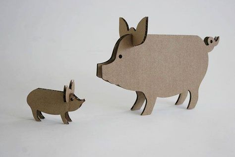 Encentra más Juguetes de cartón de encastre con formas de animales y sus moldes para descargar gratis en nuestro blog Construccion y Manualidades. #Juguetesdecartón #Manualidades #Cartónreciclado Cardboard Animals, Pig Crafts, Cardboard Toys, Cardboard Sculpture, Paper Toy, Cardboard Art, Paper Animals, Farm Theme, Diy Cardboard