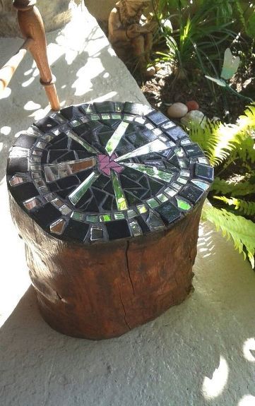 Funky Seating, Mosaic Tree, Diy Chalkboard Sign, Log Ideas, Tree Stump Table, Stump Table, Tree Stumps, Mosaic Madness, Mosaic Murals