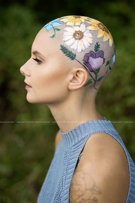 Mom Spends Hours Painting Daughter's Bald Head For Her Senior Year Portraits, And The Result Is Beautiful Senior Year Portraits, Hours Painting, Donne Calve, Bald Head Women, Shaved Hair Designs, Going Bald, Bald Girl, Nature Photoshoot, Bald Hair