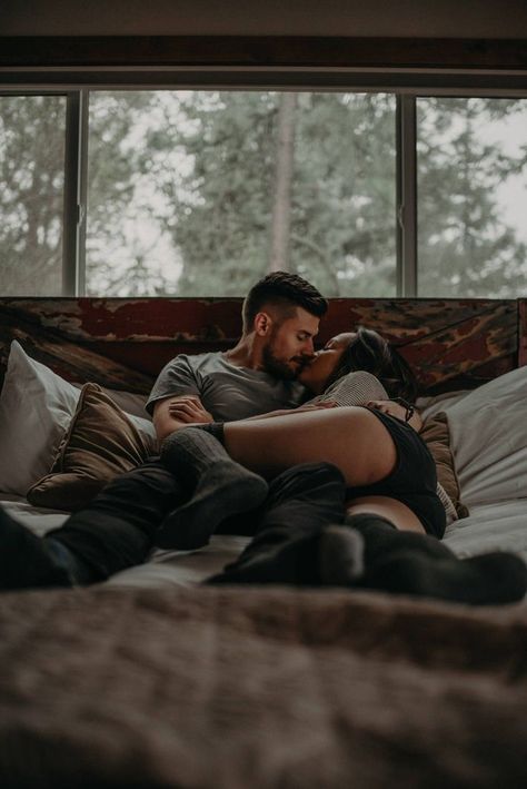 Couple Kiss In Bed, Scene Couple, Shooting Couple, Couple Bed, Romantic Couples Photography, Hugging Couple, Photography Couples, Couple Session, Kissing Couples