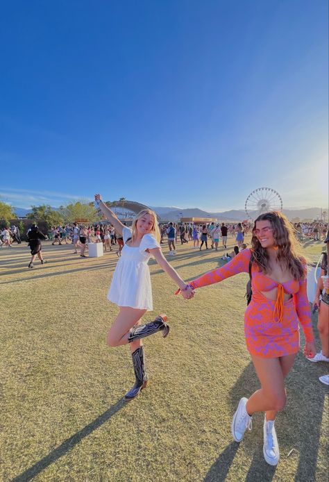 Coachella Pose Ideas, Music Festival Photos, Festival Pictures Ideas, Music Festival Pictures, Festival Poses, Music Festival Outfit Ideas, Summer Music Festival Outfits, Coachella Outfit Ideas, Festival Pics