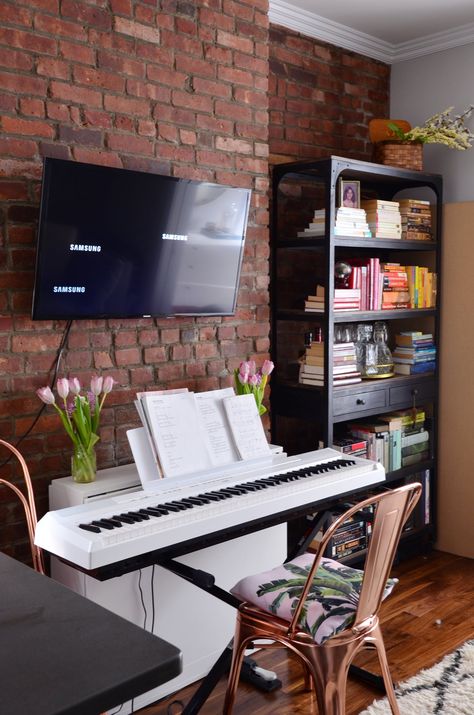 Piano Room Decor, Piano Living Rooms, Nyc Studio Apartments, Piano Decor, Trendy Apartment, Music Studio Room, Piano Room, New York Studio, Ideas Hogar