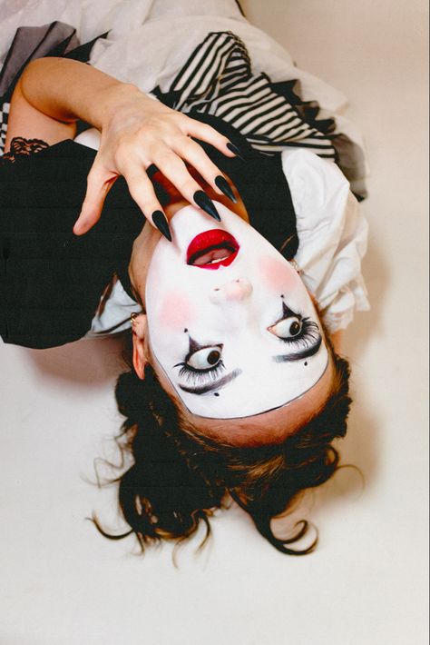 Halloween clown photoshoot spooky clown makeup creative portraits posing poses Clown Makeup Pierrot, Female Clown Aesthetic, Sweet Clown Makeup, Peroit Clown, Mime Makeup Aesthetic, French Clown Makeup, Old Clowns Vintage, Clown Makeup Photoshoot, Clown Makeup White Face