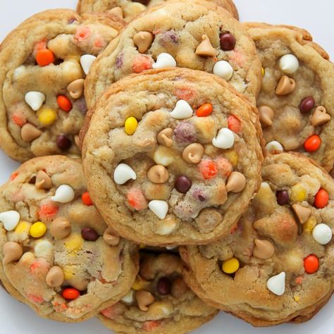 White Chocolate Reese’s Pieces Peanut Butter Chip Cookies - Baker by Nature Cookies Reeses, Peanut Butter Chip Cookies, Halloween Cookie Recipes, Resepi Biskut, Reese's Pieces, Halloween Treats For Kids, Chip Cookie Recipe, Peanut Butter Chips, Köstliche Desserts