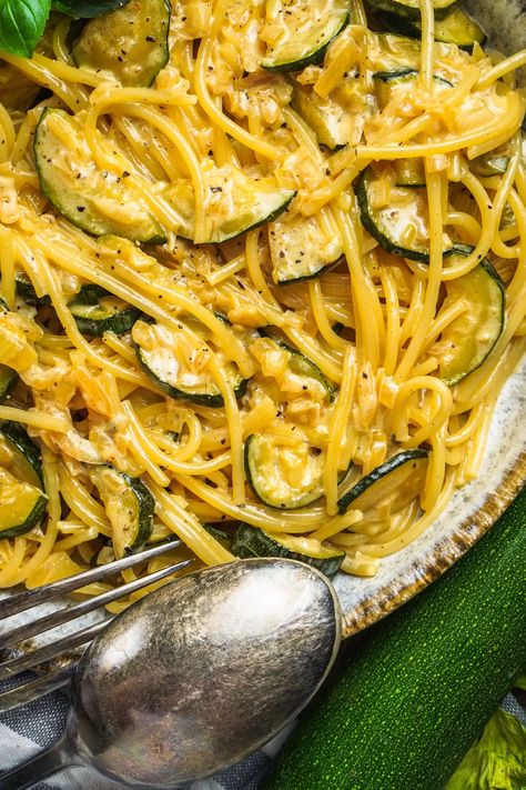 Zucchini Pesto Pasta, Fresh Tomato Pasta, Vegeterian Recipes, Impressive Dinner, Dinner Party Dishes, Zucchini Feta, One Pot Dinners, Feta Pasta, Zucchini Pasta