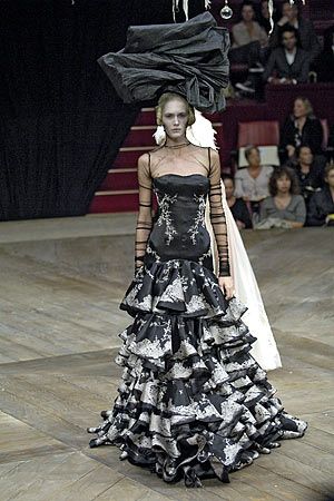 Alexander McQueen Spring 2007 RTW Alexander Mcqueen Savage Beauty, Philip Treacy, Alexander Mcqueen Fashion, Savage Beauty, Mcqueen Fashion, Sarah Burton, Couture Mode, Zuhair Murad, Fashion Show Collection