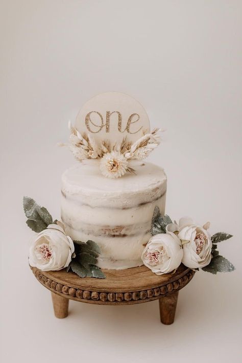 Boho 1st Birthday Pictures, Boho Chic Cake Ideas, Boho Smash Cake Girl, Boho 1st Birthday Photoshoot, Boho One Year Old Birthday, Wildflower Cake Smash, Boho First Birthday Photoshoot, Boho Smash Cake, Boho First Birthday Girl