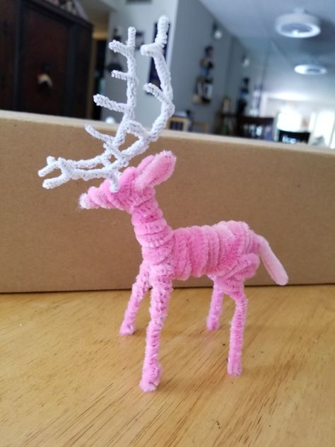 Christmas Craft Pipe Cleaners, Christmas Crafts Using Pipe Cleaners, Winter Pipecleaner Crafts, Pipe Cleaner Reindeer, Pipecleaner Christmas, Pipecleaner Animal, Chenille Stem Animals, Pink Reindeer, Chenille Stem Crafts