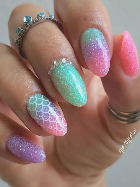 Summer Nails Mermaid Effect, Mermaid Nail Designs For Short Nails, Ombre Nails Mermaid, Mermaid Style Nails, Nail Designs Detailed, Mermaid Dip Nails, Mermaid Themed Nails, Mermaid Nails Design Simple, Mermaid Ombre Nails