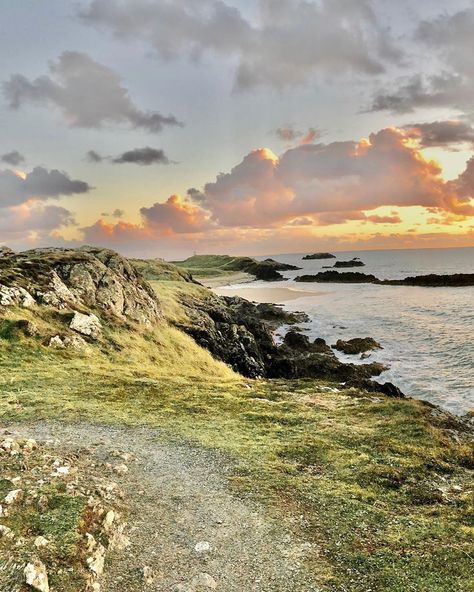 𝐘𝐍𝐘𝐒 𝐋𝐋𝐀𝐍𝐃𝐃𝐖𝐘𝐍 Last few minutes of sunset... This cove has a name, but I don’t know it. :) . . #llanddwyn #sunset #Anglesey #Wales… I Don T Know, Wales, Natural Landmarks, Travel