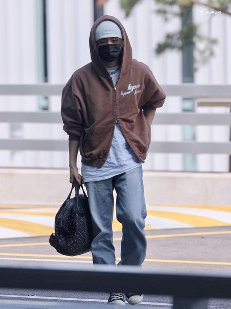 Stray Kids Fashion, Stray Kids Outfits, Campus Outfit, Chapter 33, Bear Outfits, Han Jisung, Only Fashion, Airport Style, Airport Outfit