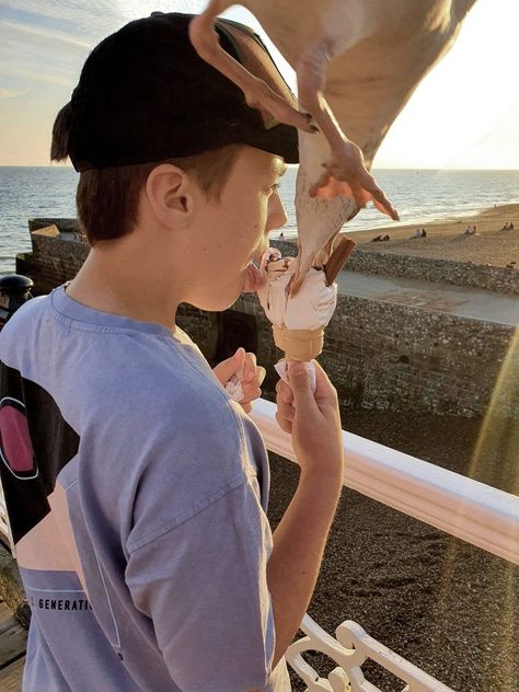 A SEAGULL comes ice-screaming in to dive bomb a lad and steal his dairy treat just as his mum took a pic. The bird stole a mouthful of the Mr Whippy just as Hugo Holzer, 11, licked it. But it did not get either of his 99 flakes on Brighton Pier on Wednesday. Mum Kasia, […] Mr Whippy, Brighton Pier, Ice Scream, Funny Snaps, Sports Celebrities, Top Celebrities, Captured Moments, Photography Skills, A Pic