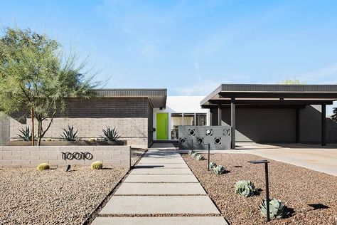 An Al Beadle Midcentury House in Phoenix Was Fully Renovated For Modern Living - Mid Century Home Mid Century Exterior, Midcentury House, Midcentury Home, One Story Homes, Modern Flat, House Exteriors, Flat Roof, Mid Century Modern House, Exterior House Colors