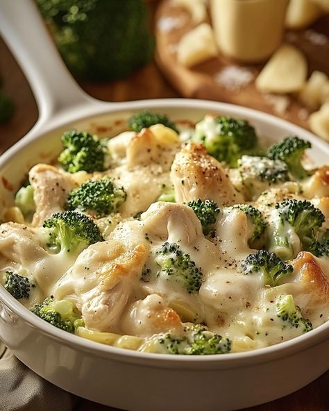 "🥦 Chicken and Broccoli Baked Alfredo 🧀 A Creamy Delight for Family Nights! 🍽️ Ingredients 🍽️ - 1 cup mozzarella cheese, freshly shredded - 1 tablespoon garlic powder - 1 rotisserie chicken, meat shredded - 1/2 cup grated Parmesan cheese - 2 cups of creamy Alfredo sauce - 1 pound rigatoni pasta - 1 1/2 cups fresh broccoli florets - Salt and freshly ground black pepper, to taste 🧑‍🍳 Directions 🧑‍🍳 1. Preheat your oven to 350°F (175°C). 2. Boil the rigatoni pasta in a large pot of salted wat... Baked Alfredo, Chicken And Broccoli Alfredo, Chicken Broccoli Pasta, Creamy Alfredo Sauce, Broccoli Bake, Chocolate Cake Recipe Moist, Breaded Shrimp, Rigatoni Pasta, Food Program