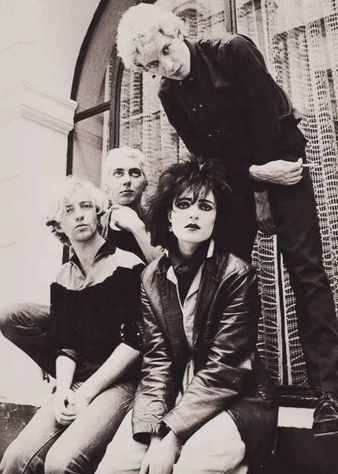 It shifts and it shifts...... Slowdive ... (Siouxsie And The Banshees) Goth Memes, Siouxsie And The Banshees, 80s Goth, Siouxsie Sioux, Goth Bands, Goth Music, Goth Subculture, Robert Smith, Gothic Rock