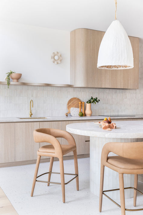 This kitchen forms part of a new build in Brisbane’s Camp Hill, designed to appeal to young families. Tap the link in bio now to take a full tour and discover all the kitchen details. Curved Island Bench, Curved Island, Modern Family Kitchen, Curved Kitchen Island, Modern Kitchen Renovation, Curved Kitchen, Island Bench, Integrated Fridge, Family Kitchen