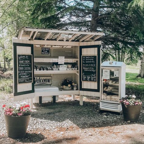 Farm Roadside Stand, Farm Stall Ideas, Small Farm Business Ideas, Farm Stands Ideas, Diy Road Side Stand, Flower Stand Roadside, Small Roadside Farm Stand, Farm Stand With Fridge, Small Farm Store Ideas