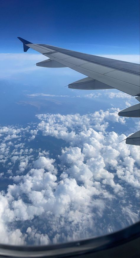 On A Plane, Sky View From Airplane, Plane Window Aesthetic, Hublot Avion, Blue Hour Aesthetic, Airplane In The Sky, Airplane Pics, Plane Window View, Airport Vibes