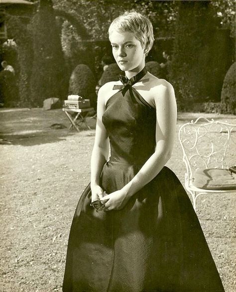 Jean Seberg Jean Seberg Style, Jean Seberg, Mode Pop, Mia Farrow, Fashion 1950s, Cooler Look, 1950s Fashion, Pixie Hairstyles, Pixie Haircut