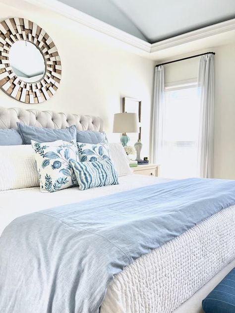 Layered Bedding Ideas (How to Create a Beautiful and Cozy Bed) - Perfecting Places Beach House Bedding Ideas, Coastal Master Bedding Ideas, Colorful Bed Pillows, Blue Bedding Inspiration, White And Blue Bedding Ideas, Layer Bedding Ideas, Coastal Grandma Bedding, Blue Coastal Bedding, Coastal Farmhouse Bedding