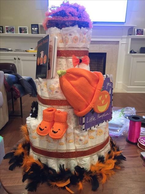 Diaper Cake Halloween Theme, Halloween Themed Diaper Cake, Halloween Diaper Cake Ideas, Diy Halloween Baby, Halloween Diaper Cake, Diy Diaper Cake Tutorial, Pumpkin Diaper Cake, Halloween Baby Shower Ideas, Baby Bottle Favors